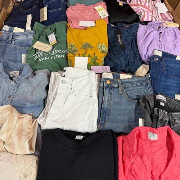 SUPPORT OUR SHOW (LOT OF 10-15) Target Women’s Wholesale Clothing Box - Picture 7 of 9